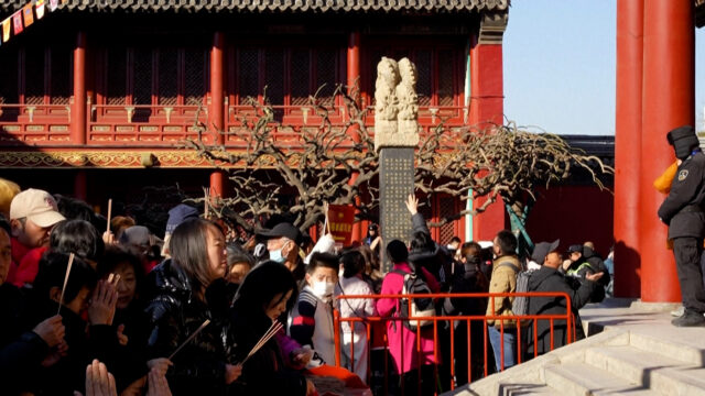 Video: Milióny ľudí oslavujú lunárny Nový rok, ktorý otvára rok Video: Milióny ľudí oslavujú lunárny Nový rok, ktorý otvára rok koňa | Newsfeed