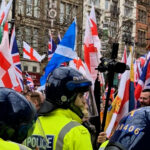 Video: Stovky krajne pravicových demonštrantov proti islamu pochodujú v Manchestri | Protesty