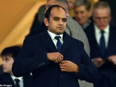 Vinai Venkatesham smutne vládne Spurs: ‚Agent Arsenalu‘ vtipkuje, prekvapuje Emirates pri jeho povýšení, čo okopíroval od rivalov zo severného Londýna, prečo sa tak dlho držal Thomasa Franka a prečo potreboval Fabia Paraticiho Bývalému mužovi Arsenalu Vinaiovi Venkateshamovi sa život znepríjemnil v priebehu šiestich mesiacov, odkedy prevzal zodpovednosť za každodenné záležitosti v Spurs.