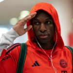 Nicolas Jackson z FC Bayern München prichádza na štadión pred zápasom Bundesligy medzi FC Bayern München a Eintracht Frankfurt v Allianz Arene 21. februára 2026 v Mníchove v Nemecku.