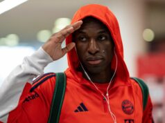 Vincent Kompany poskytuje aktualizáciu Nicolasa Jacksona, keď Chelsea spustila rozmazanú správu o prestupe Nicolas Jackson z FC Bayern München prichádza na štadión pred zápasom Bundesligy medzi FC Bayern München a Eintracht Frankfurt v Allianz Arene 21. februára 2026 v Mníchove v Nemecku.