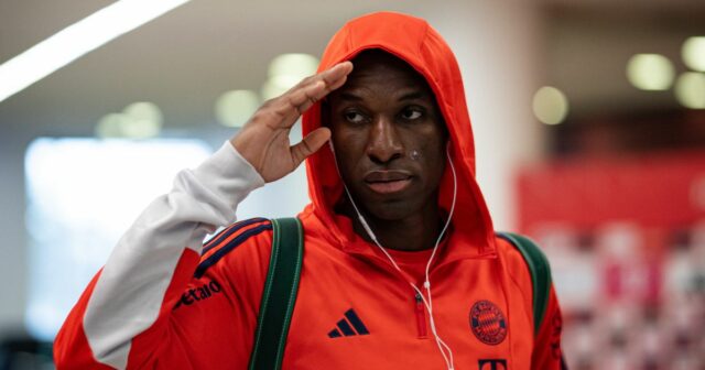 Nicolas Jackson z FC Bayern München prichádza na štadión pred zápasom Bundesligy medzi FC Bayern München a Eintracht Frankfurt v Allianz Arene 21. februára 2026 v Mníchove v Nemecku.