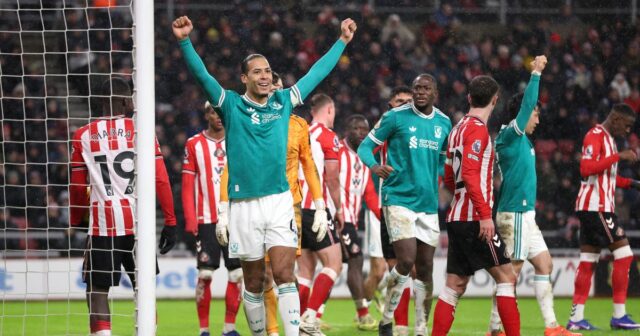 SUNDERLAND, ANGLICKO - 11. FEBRUÁRA: (VYCHÁDZA SLNKO, VONKA SLNKO) Virgil van Dijk z Liverpoolu oslavuje so spoluhráčmi zo strelenia prvého gólu svojho tímu počas zápasu Premier League medzi Sunderlandom a Liverpoolom na Stadium of Light 11. februára 2026 v anglickom Sunderlande. (Foto Liverpool FC/Liverpool FC cez Getty Images)