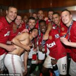 Phil Jones (vpravo) prechádza do trénerskej práce – rovnako ako jeho starý kamarát Michael Carrick (v strede)