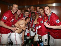 Víťaz titulu Man United preberá svoju prvú trénerskú úlohu ako asistent nového manažéra Blackburnu pre zdieľanie pracovných miest Phil Jones (vpravo) prechádza do trénerskej práce – rovnako ako jeho starý kamarát Michael Carrick (v strede)