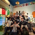 Fanúšikovia Newcastlu si v Azerbajdžane po 2 529 míľovej ceste dávajú pivá