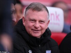 Vnútri play-off Stoke City: MARK ROBINS odhaľuje, ako bojuje s „demoralizujúcou“ krízou zranení klubu, ako legenda Potters Jonathan Walters zlepšuje klubový prestupový záznam, prečo zakázal mobilné telefóny a svoju víziu Premier League Mark Robins v minulej sezóne zachránil Stoke pred zostupom a teraz sa snaží dostať klub do play-off šampionátu napriek ochromujúcej listine zranení