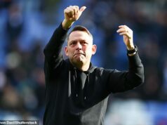 Vnútri zápasu Readingu o play-off: LEAM RICHARDSON odhaľuje, ako oživil klub, svoje plány prestupového obdobia, svoju trojslovnú mantru úspechu a ako kľúčovú úlohu zohrali Sean Dyche a letecká ambulancia Štyri mesiace po prevzatí opraty v Berkshire Leam Richardson posunul Reading až na siedme miesto v League One s deviatimi víťazstvami v 19 ligových zápasoch.