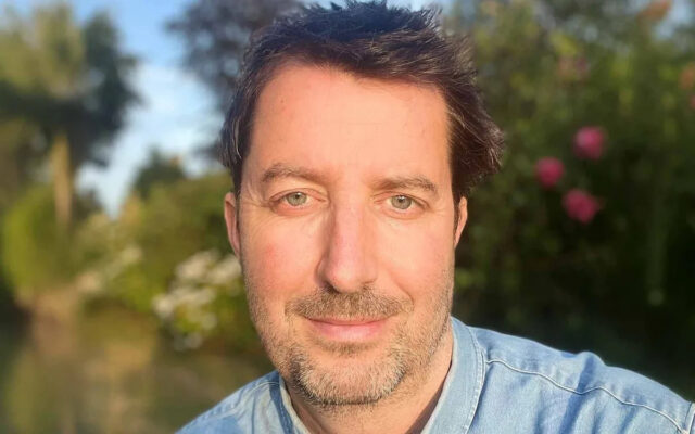 Bjorn Borg (vľavo) a Mark Hodgkinson vo Wimbledone v roku 2008