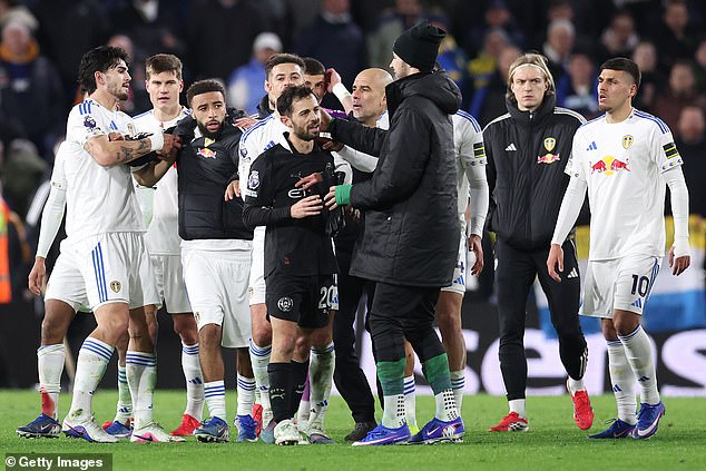 Vo vnútri chaosu po víťazstve Man City v Leedse: Pep Po výhre Man City 1:0 nad Leedsom sa napätie zvýšilo v riadnom hracom čase, keď sa obe skupiny hráčov stretli