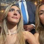 Emily Austin, vľavo, nahrala svoju živú reakciu na prejav Billie Eilish proti ICE na odovzdávaní cien Grammy