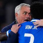 Jose Mourinho, hlavný tréner Benficy, hovorí s Viniciusom Juniorom z Realu Madrid počas zápasu vyraďovacej časti play-off Ligy majstrov 2025/26 Ligy majstrov UEFA medzi SL Benfica a Real Madrid CF na Estadio do SL Benfica 17. februára 2026 v Lisabone v Portugalsku.