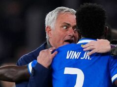 Všetko, čo Jose Mourinho povedal o búrke rasizmu Vinicius Jr pred Realom Madrid vs Benfica Jose Mourinho, hlavný tréner Benficy, hovorí s Viniciusom Juniorom z Realu Madrid počas zápasu vyraďovacej časti play-off Ligy majstrov 2025/26 Ligy majstrov UEFA medzi SL Benfica a Real Madrid CF na Estadio do SL Benfica 17. februára 2026 v Lisabone v Portugalsku.