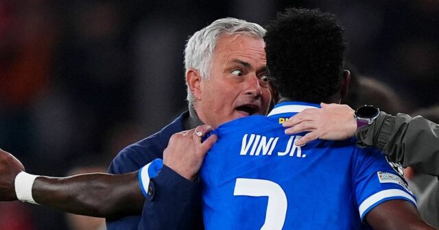 Jose Mourinho, hlavný tréner Benficy, hovorí s Viniciusom Juniorom z Realu Madrid počas zápasu vyraďovacej časti play-off Ligy majstrov 2025/26 Ligy majstrov UEFA medzi SL Benfica a Real Madrid CF na Estadio do SL Benfica 17. februára 2026 v Lisabone v Portugalsku. 