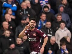 Všetok tlak na titul je na Old Firm, tvrdí hviezda Hearts Claudio Braga, keď povzbudzuje svojich tímových kolegov z Tynecastlu, aby prijali „úžasnú“ výzvu, ktorá je pred nami Útočník Hearts Claudio Braga trvá na tom, že jeho tím nemusí cítiť tlak na titul