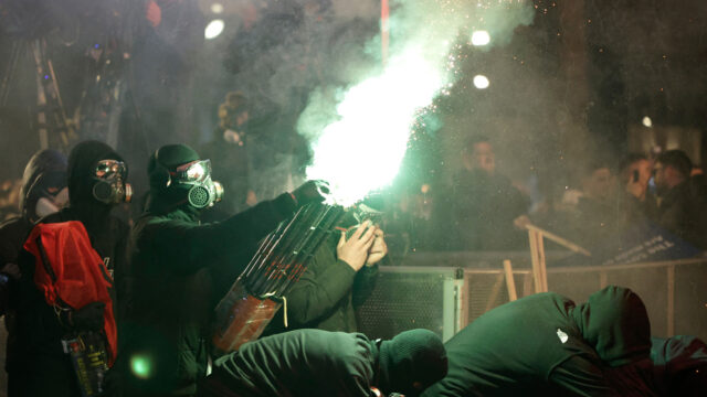 Výbuchy a ohňostroje na protivládnych protestoch v Albánsku | politika
