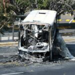 Vyhorené vozidlá lemujú diaľnicu pri mexickom štadióne Svetového pohára | Drogy