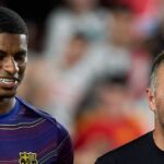 Marcus Rashford z FC Barcelona komunikuje s hlavným trénerom Hansim Flickom pred zápasom LaLiga EA Sports medzi Rayo Vallecano de Madrid a FC Barcelona na Estadio de Vallecas.