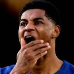 Marcus Rashford vyzerá sklamane v akcii za Barcelonu