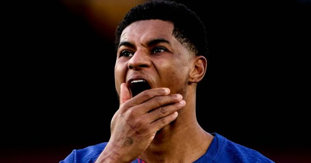 Marcus Rashford vyzerá sklamane v akcii za Barcelonu