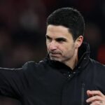 Mikel Arteta, manažér Arsenalu, oslavuje počas zápasu Premier League medzi Arsenalom a Aston Villou na Emirates Stadium 30. decembra 2025 v Londýne v Anglicku.