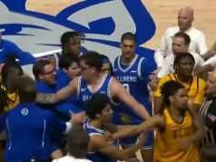 Vysokoškolský basketbalový zápas upadá do chaosu, lavičky sa uvoľňujú a oba tímy sa na ihrisku bijú Na konci stretu medzi Saint Louis a Virginia Commonwealth vypukla masová bitka