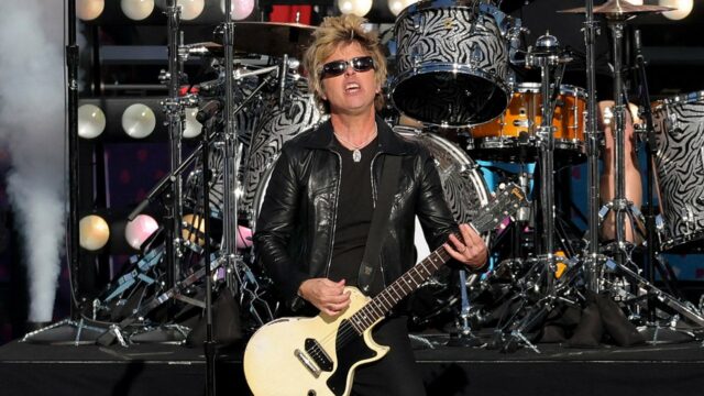 Vystúpenie Green Day v Super Bowle u protitrumpovských kritikov zapadá
