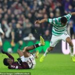 Obranca Celticu Auston Trusty sa zrazil s útočníkom Hearts Pierrom Landrym Kabore
