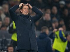 Vzbúrený Tottenham je v režime prežitia – má dokonalú šancu nahradiť zraneného Thomasa Franka a do očí bijúceho kandidáta… no je tu jedna prekážka, ktorá bráni tomu, aby ho vyhodili. Tottenham Thomasa Franka čelí zostupu po prvý raz od roku 1977 a je pravda, že skĺzne do nebezpečenstva alarmujúcou rýchlosťou.