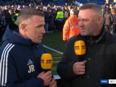 Vzťah Wayna Rooneyho s bratom šéfa Macclesfieldu po tom, čo zadržiaval slzy v BBC Wayne Rooney s bratom Johnom po tom, čo Macclesfield porazil Crystal Palace v FA Cupe.