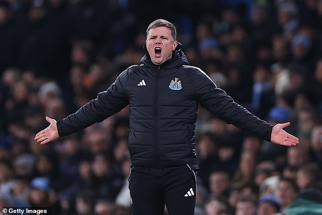 Wataru Endo je „dlhý čas“ v údere proti Arnemu Slotovi Eddie Howe pozná tlaky Premier League