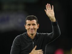 Watford hľadá 11. manažéra za posledných 5 rokov, keďže Javi Gracia odstúpil napriek tlaku v play-off WATFORD, ANGLICKO – 22. OKTÓBRA: Hlavný tréner Watfordu Javi Gracia zamáva fanúšikom pred výkopom počas zápasu Sky Bet Championship medzi Watfordom a West Bromwich Albion na Vicarage Road 22. októbra 2025 v anglickom Watforde. (Foto Richard Heathcote/Getty Images)