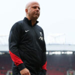 Wayne Rooney pochybuje o vhodnosti Arna Slotu pre Liverpool, ako dôvod uvádza nedostatok „aury“