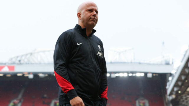 Wayne Rooney pochybuje o vhodnosti Arna Slotu pre Liverpool, ako dôvod uvádza nedostatok „aury“
