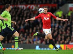 Wayne Rooney vymenoval najlepší gól v Premier League – a blahoželá si k „dokonalej“ úlohe, ktorú v ňom zohral Wayne Rooney označil volej Robina van Persieho proti Aston Ville v roku 2013 za „najlepší gól v histórii Premier League“.