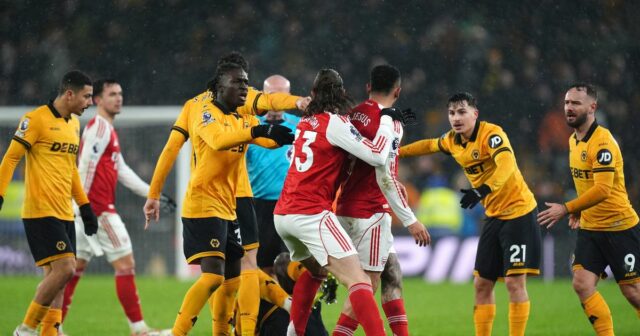 Hráči Arsenalu a Wolves sa bili na plný úväzok, keď sa boj o titul v Premier League naplno otvoril