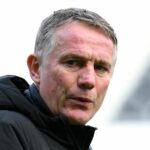 Šéf Wrexhamu Phil Parkinson vyzerá ako jeho vedľajšia tvár Derby