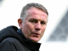 Wrexham odovzdal pripomenutie Premier League potom, čo žreb Chelsea FA Cup „rozptyľoval“ Šéf Wrexhamu Phil Parkinson vyzerá ako jeho vedľajšia tvár Derby