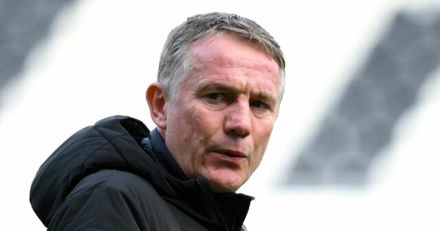 Šéf Wrexhamu Phil Parkinson vyzerá ako jeho vedľajšia tvár Derby