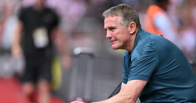 Manažér Wrexhamu Phil Parkinson vyzerá ako jeho vedľajší zápas proti Southamptonu na St Mary's Stadium