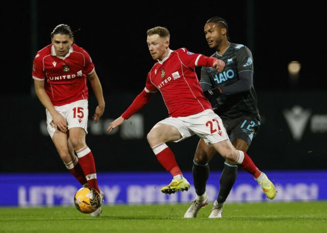 George Dobson z Wrexhamu a Lewis O'Brien