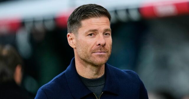 Xabi Alonso sa rozhoduje o pracovnej ponuke od európskych gigantov MADRID, ŠPANIELSKO – 4. JANUÁRA: Xabi Alonso, manažér Realu Madrid, sleduje pred zápasom LaLiga EA Sports medzi Realom Madrid CF a Realom Betis Balompié na Estadio Santiago Bernabeu 4. januára 2026 v Madride v Španielsku. (Foto Alvaro Medranda/Quality Sport Images/Getty Images)