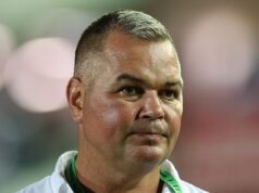 Zabudnite na hráčov – najväčšia mimosezónna premena tela NRL patrí hlavnému trénerovi Tréner Manly Sea Eagles Anthony Seibold vie, že v roku 2026 sa musí rozbehnúť – a svojim hráčom išiel príkladom tým, že v prestávke zmenil svoju postavu.