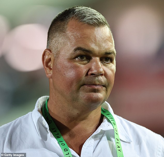 Zabudnite na hráčov – najväčšia mimosezónna premena tela NRL patrí Tréner Manly Sea Eagles Anthony Seibold vie, že v roku 2026 sa musí rozbehnúť – a svojim hráčom išiel príkladom tým, že v prestávke zmenil svoju postavu.