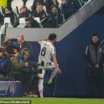 Lloyd Kelly si dal svoju frustráciu na hráčskom tuneli po tom, čo dostal kontroverznú červenú kartu pri porážke Juventusu od Galatasaray