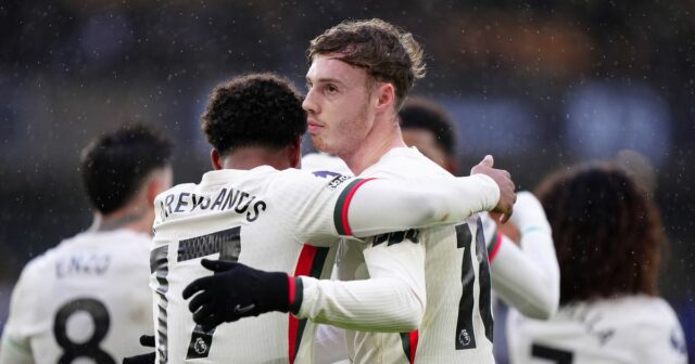 Cole Palmer z Chelsea oslavuje druhý gól svojho tímu v zápase počas zápasu Premier League na štadióne Molineux.