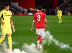 Zápas Európskej ligy Nottingham Forest sa po jednej minúte zastavil, keď hráč konfrontoval publikum archie Brown