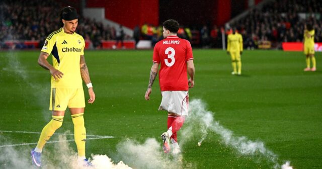 Zápas Európskej ligy Nottingham Forest sa po jednej minúte zastavil, archie Brown