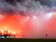 Zápas najvyššej kategórie bol zastavený, pretože fanúšikovský ohňostroj zapríčinil, že hráč nemôže prijať trest Ohňostroj znamenal, že zápas musel byť prerušený