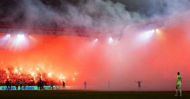 Ohňostroj znamenal, že zápas musel byť prerušený